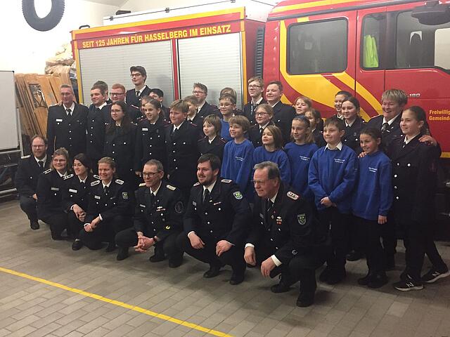 Ein Gruppenfoto auf der Jahreshauptversammlung 2023 der Jugendfeuerwehr Ostangeln