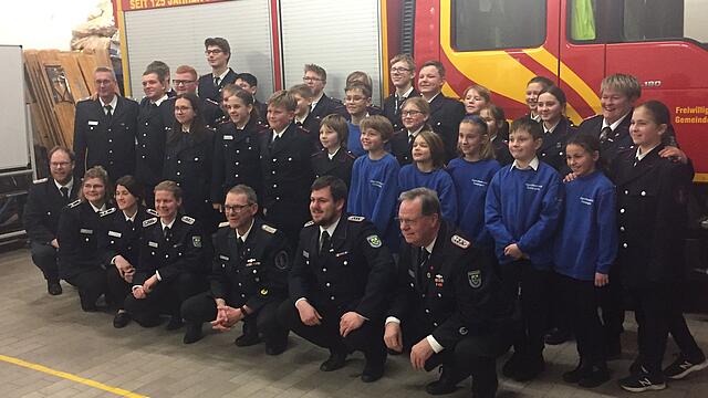 Ein Gruppenfoto auf der Jahreshauptversammlung 2023 der Jugendfeuerwehr Ostangeln